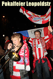 Video: FC Bayern Pokalgewinn - München feierte auf der Leopoldstraße am Abend des 15.05.2010  (Foto: Martin Schmitz)